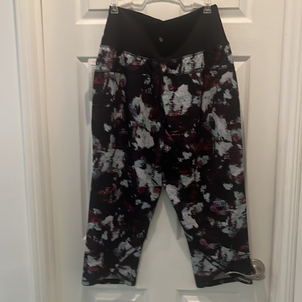 BNWT’S. Lululemon Tranquil Crop - Picture 7 of 13